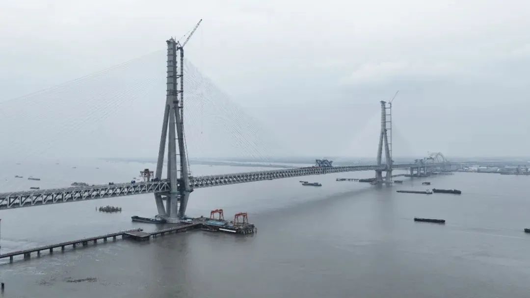 1729144105584.jpg 常泰長江大橋合龍.jpg